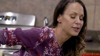 Hot brunette wahine Mckenzie Lee tiki i etahi DNA i te kuao whängai, me te hanga ia ia te cum