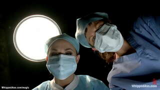 Strapped eta gagged mediku aulki brunette lesbiana gaixoaren Cassandra Nix da nagusi doctor latex Chanel Preston ondoren, spanked esekidura