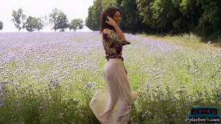 Busty ουγγρική MILF μοντέλο παίρνει γυμνή και μοιάζει απίστευτα καυτή γυμνή