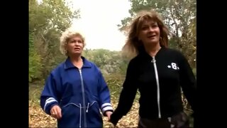 قرنية ينضج تريد تجربة مع بعضها البعض&amp;#039;ق كس على العشب