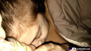 S-a trezit la fiica suge pula lui, și el nu se plâng.