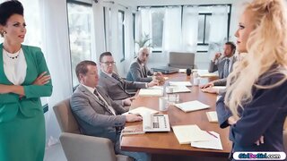 Великогруді мілфи бізнесвумен змагаються від часу наради. Решта бізнесменів якомога швидше виходять. Нарешті, мілфи залишаються на самоті і починають цілуватися та лизати одна одну.