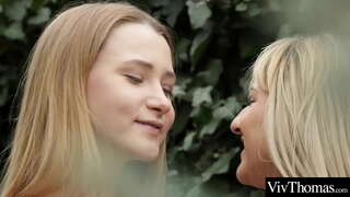 Seksi teen devojke lizati jedni drugima mokra pičkice