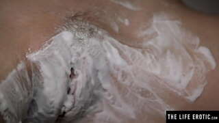 Ver os seus peitos grandes jiggle como ela barbas e o seu bichano peludo e masturbates